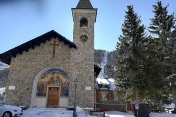 E' rappresentata la Chiesa di Claviere facciata