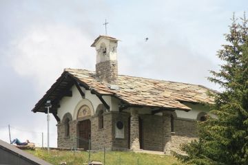 L'immagine raffigura uno scorcio della chiesa vista lateralmente.