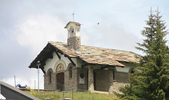 L'immagine raffigura uno scorcio della chiesa vista lateralmente.